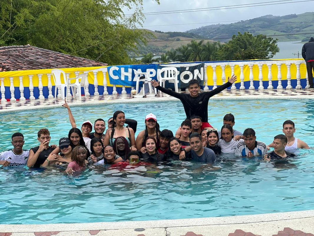 Adolescentes de MATAÜA TEENS celebrando dentro de la piscina del campo